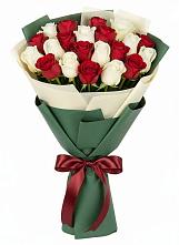 Букет Микс из красных и белых роз в Радице-Крыловке