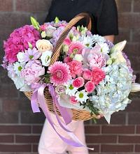 Композиция солнечный день в Радице-Крыловке Цветочная композиция из Розы, Хризантемы, Пионы и Лизиантусы в корзине в Радице-Крыловке