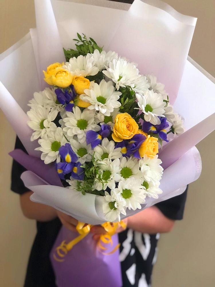 Букет цветов из: Ирисы, Хризантемы и Розы в Радице-Крыловке