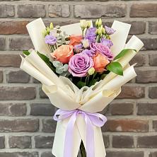 Букет цветов из:  Лизиантусы и Розы в Радице-Крыловке