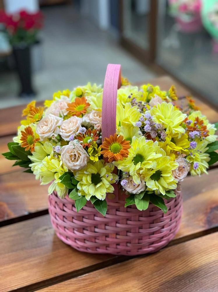 Цветочная композиция из Хризантемы и Розы в корзине в Радице-Крыловке