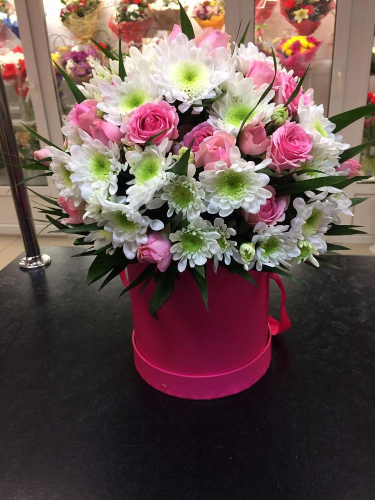 Цветочная композиция из Розы и Хризантемы в шляпной коробке в Радице-Крыловке