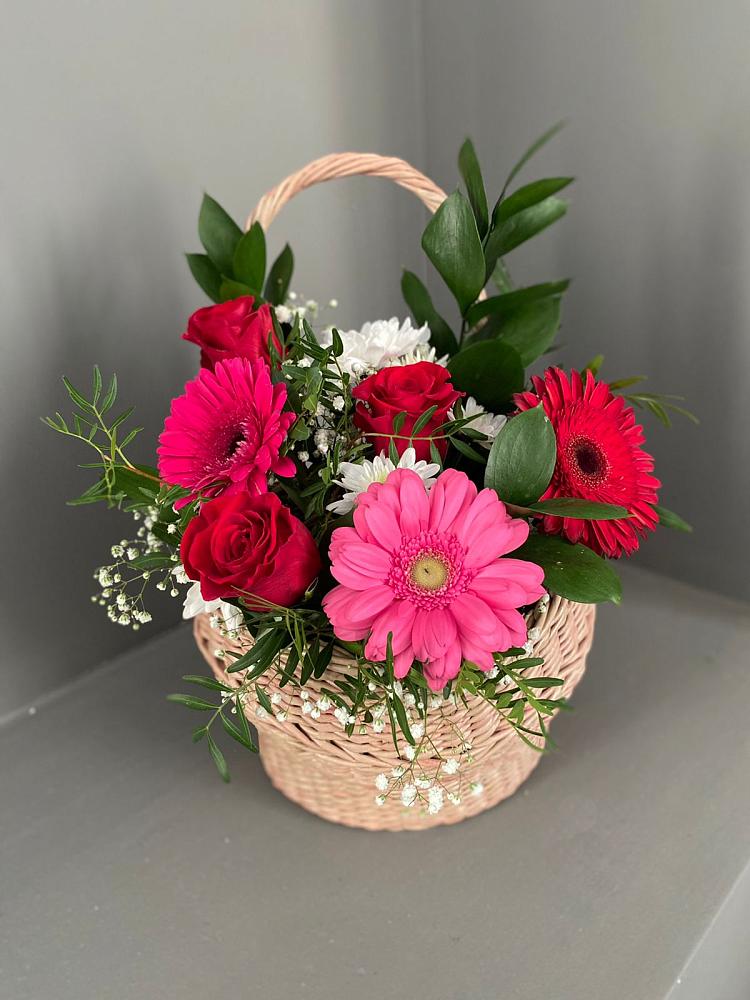 Цветочная композиция из Розы, Хризантемы и Герберы в корзине в Радице-Крыловке