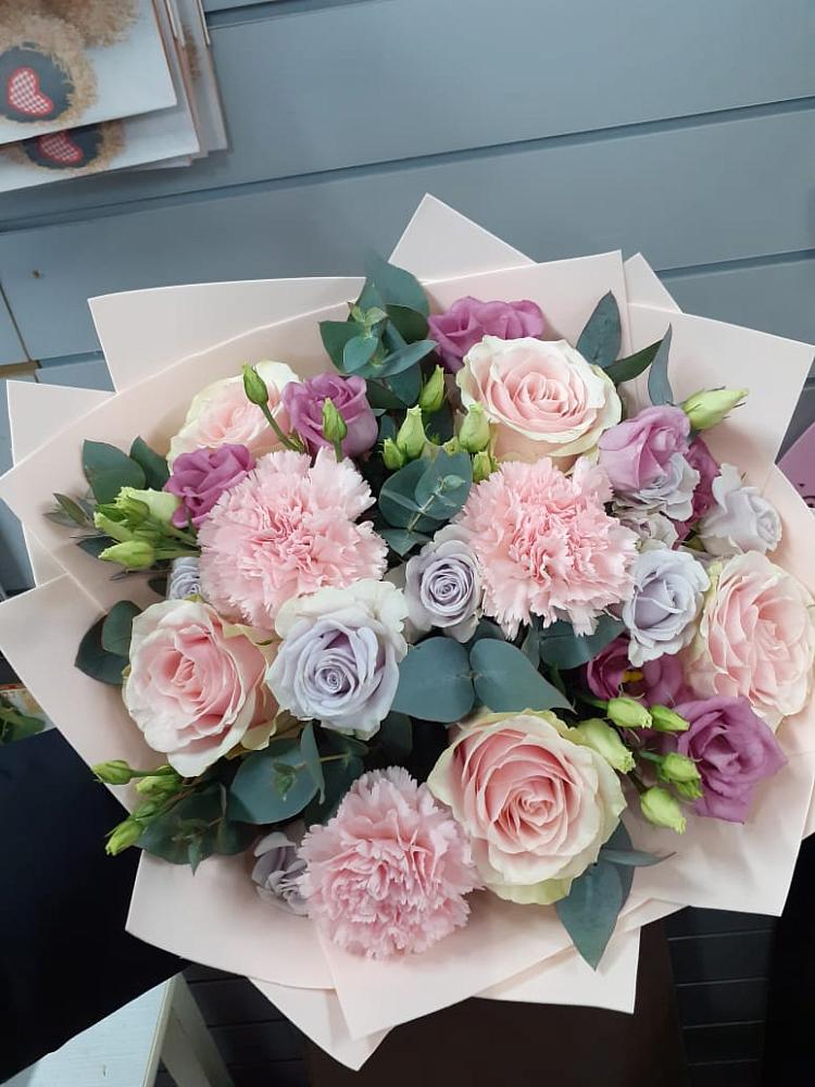 Букет цветов из: Розы, Гвоздики и Лизиантусы в Радице-Крыловке