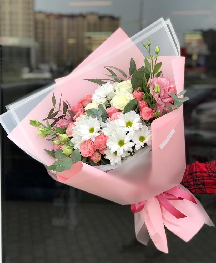 Букет нежный в Радице-Крыловке Букет цветов из: Розы, Лизиантусы и Хризантемы в Радице-Крыловке